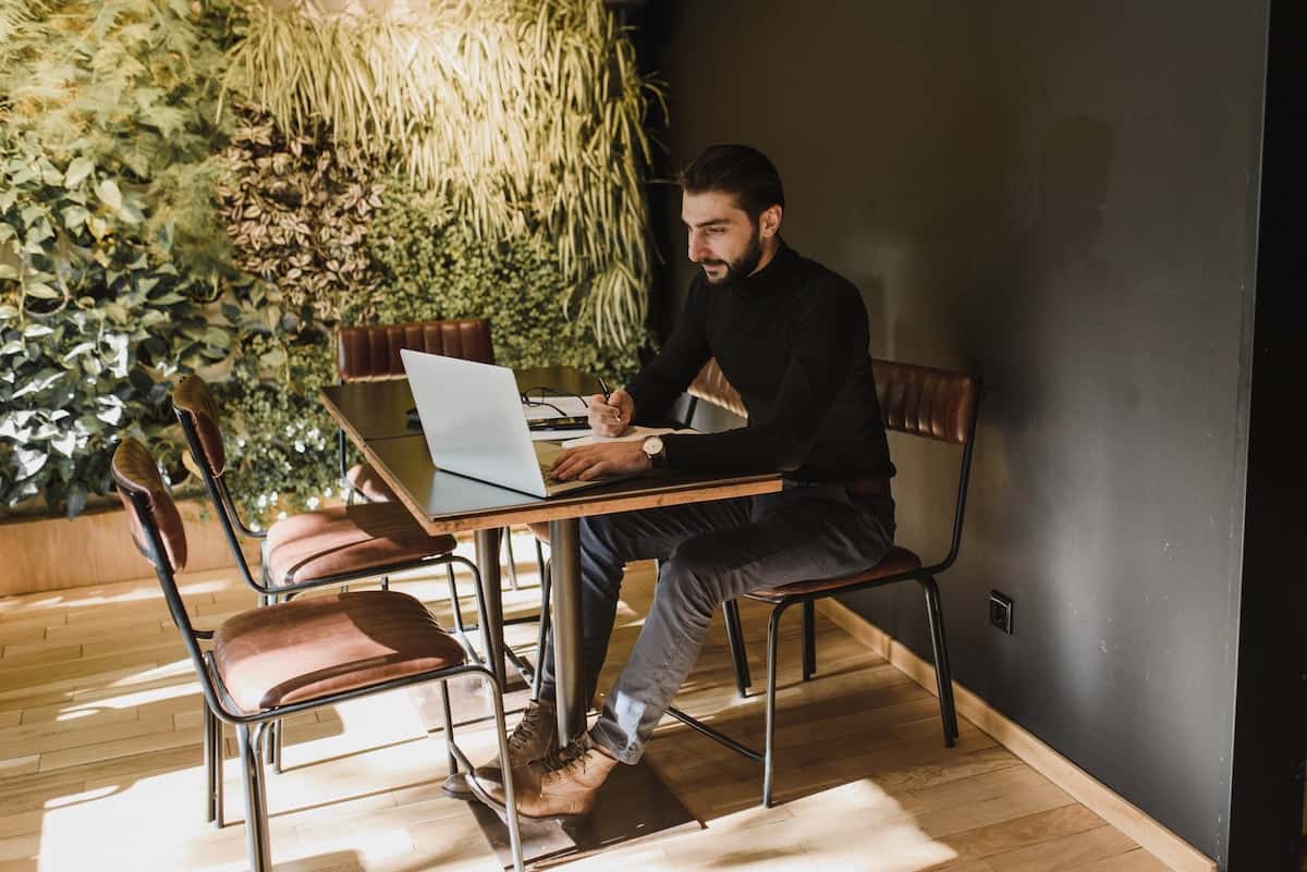 Avocat freelance dans un café